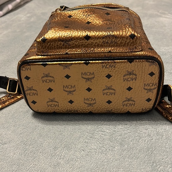 MCM Medium. Stark Visetos Gold Backpack used once perfect condition. 13x10x6 - Picture 4 of 8